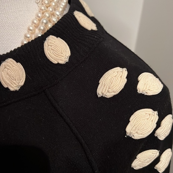 CHANEL BLACK SWEATER with White Camilla Flowers Size 40 - Picture 5 of 11